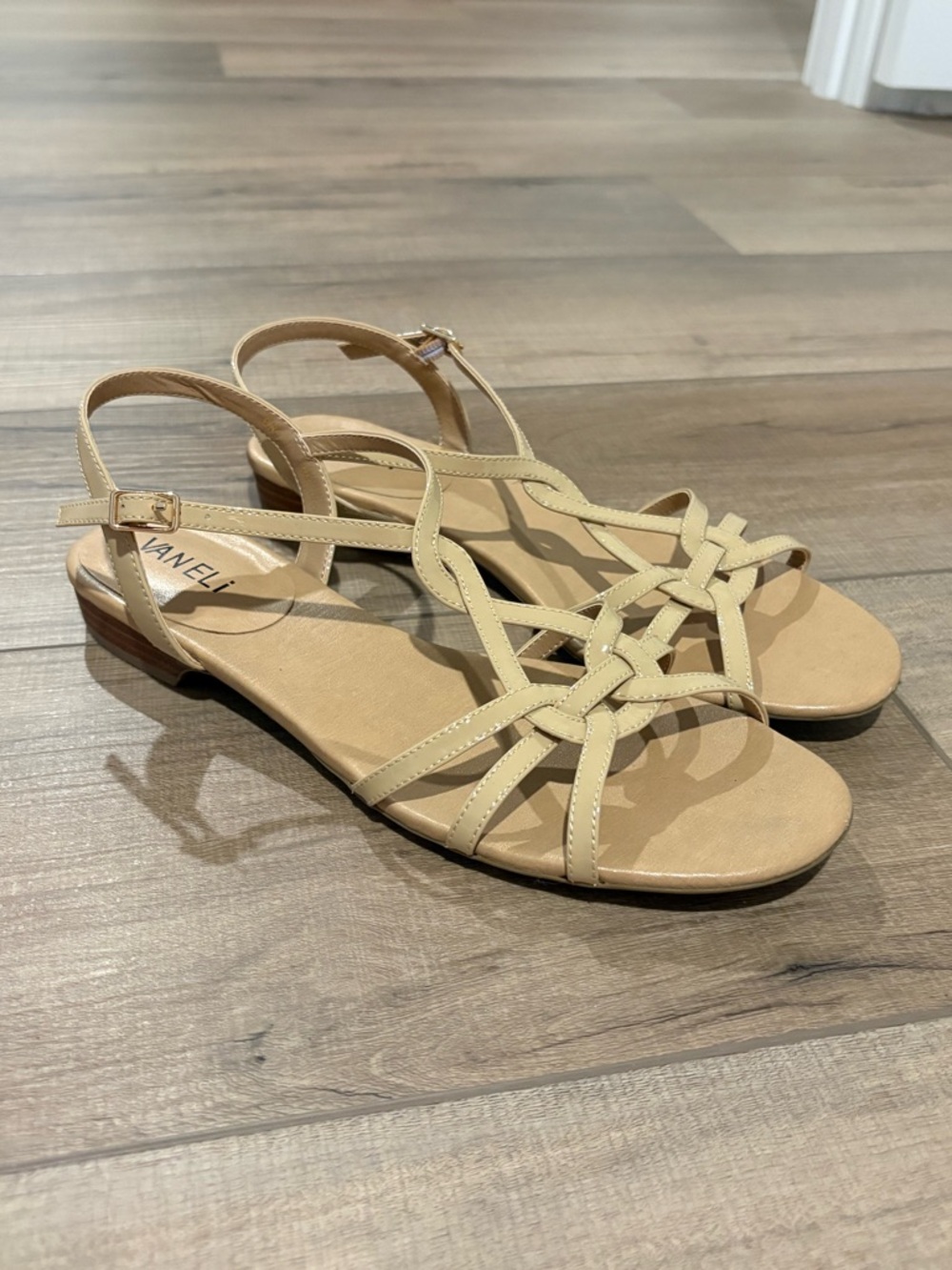 Vaneli Boone Strappy patent leather sandals‎ ecru nude size 8 narrow